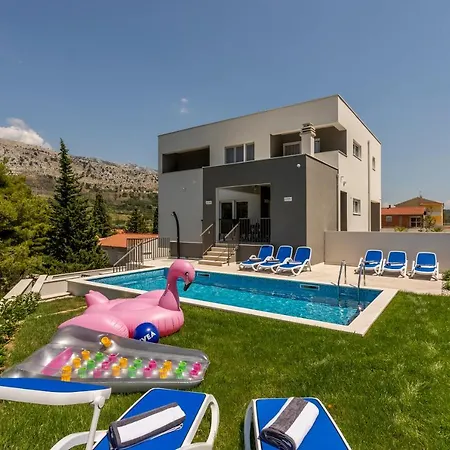 Nika Villa Tugare